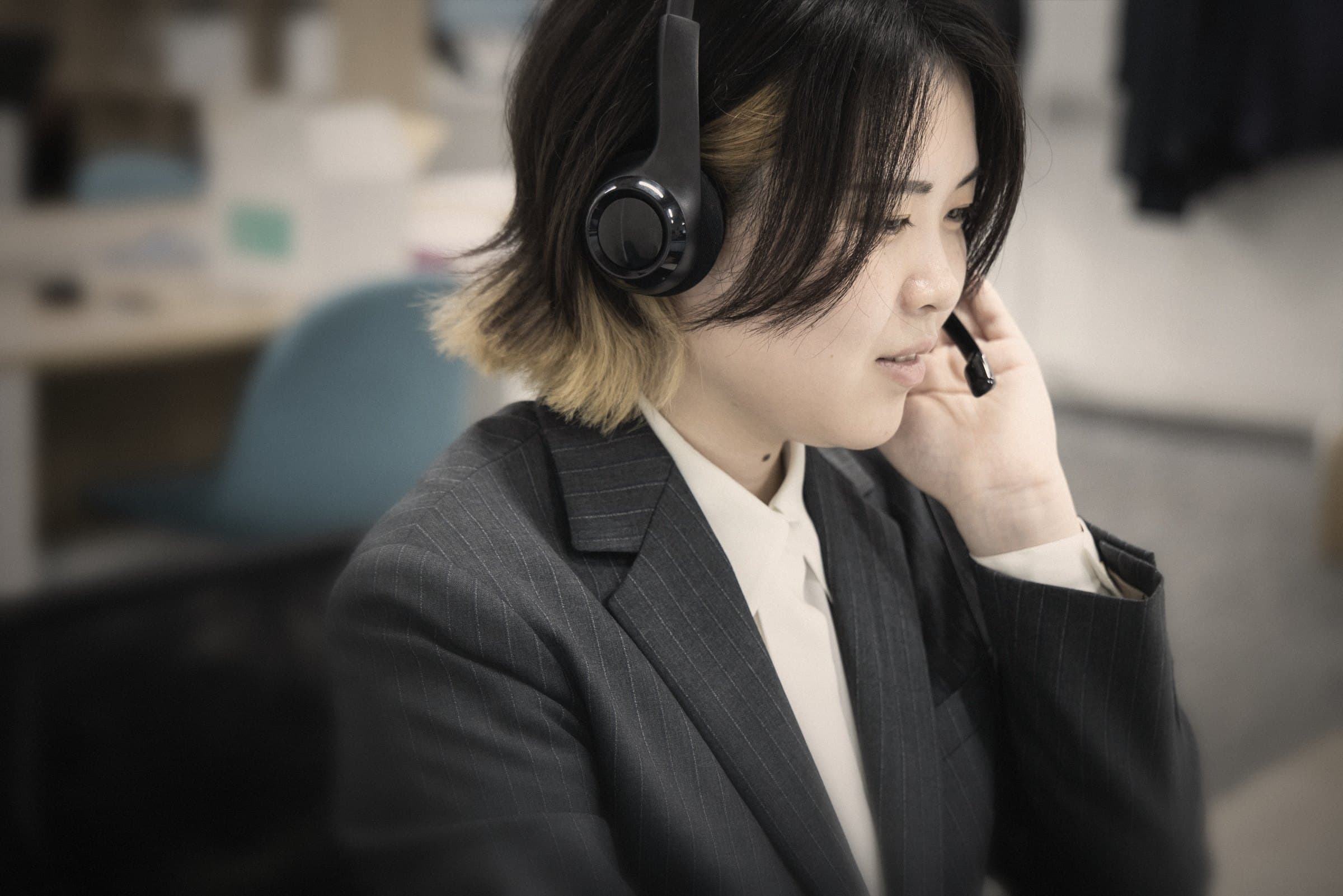 ヘッドセットで電話に耳をすます、facingの調査員